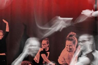 NUKU teatris esietendub noortestuudio lõpulavastus „Suhtlen, järelikult olen!”