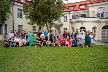 Eesti Noorsooteatri kollektiiv lõpetas 71. hooaja piknikuga