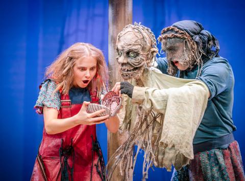 Kirjeldus-, kirjutus- ja viipekeeletõlkega etendused kevadel